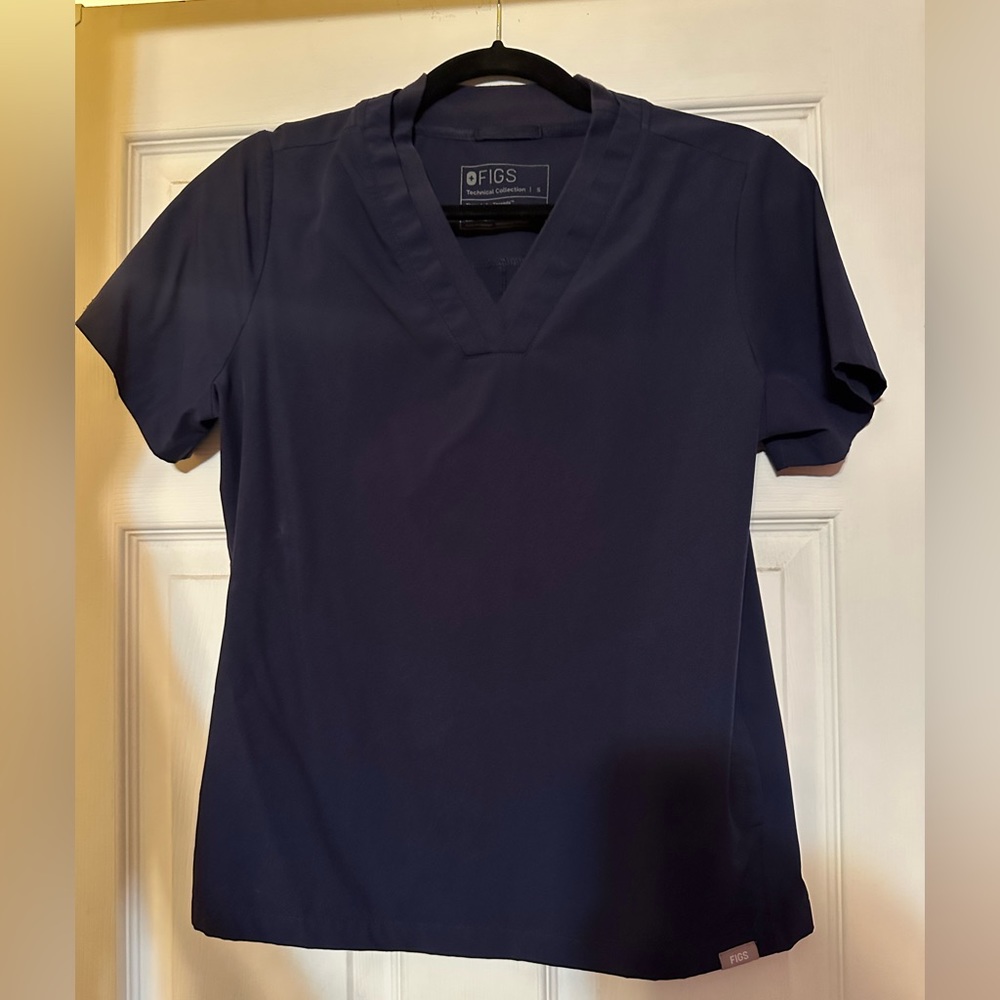 FIGS Oran Slim Scrub Top in NAVY